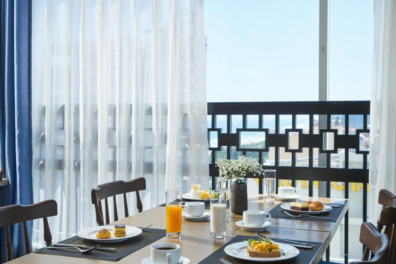 Отель Sofiana My Khe & Spa- Rooftop Pool Bar